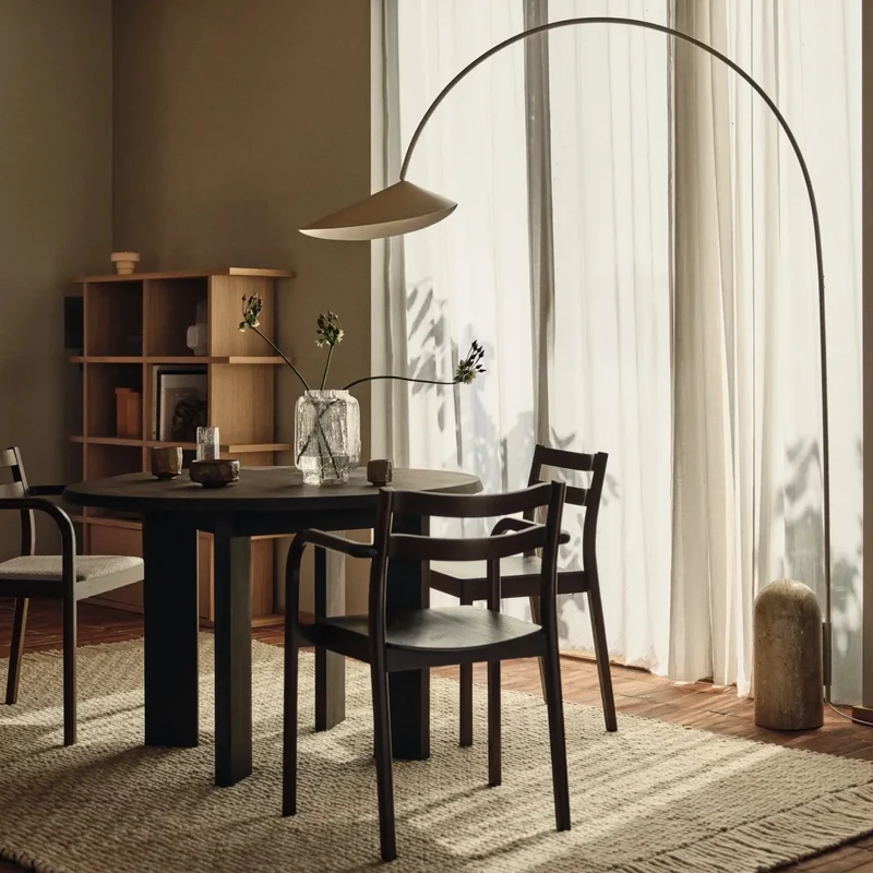 Boda Esszimmerstuhl mit Armlehne Holz stapelbar - ferm LIVING