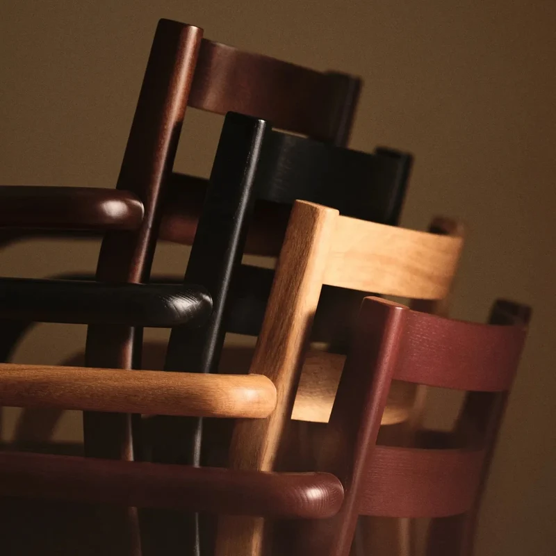 Boda Esszimmerstuhl mit Armlehne Holz stapelbar - ferm LIVING