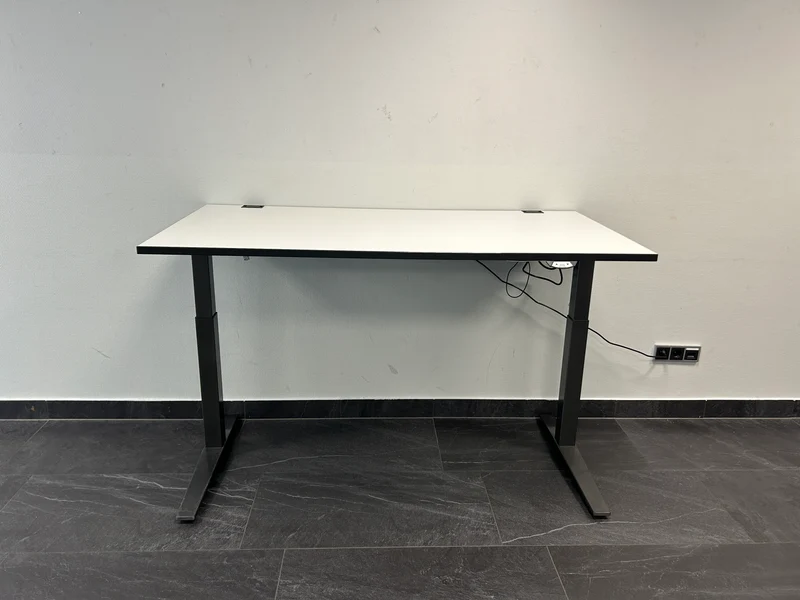 König & Neurath Elektrisch höhenverstellbarer Schreibtisch Weiß / Schwarz