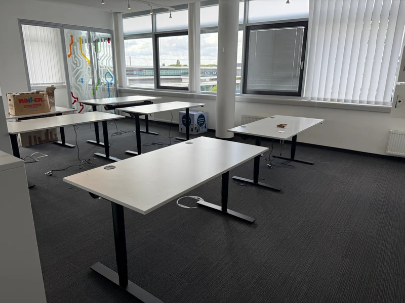 Kinnarps Elektrisch höhenverstellbarer Schreibtisch Weiß / Schwarz