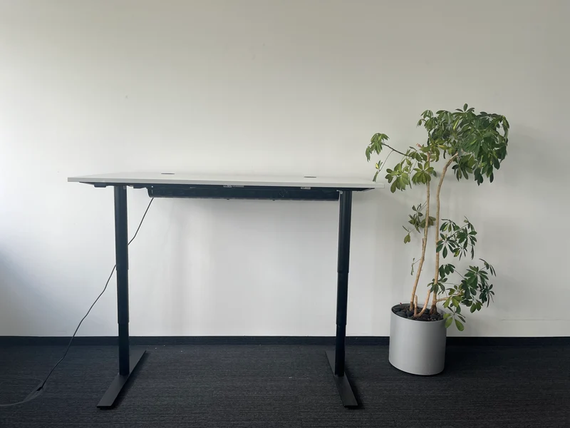 Kinnarps Elektrisch höhenverstellbarer Schreibtisch Weiß / Schwarz