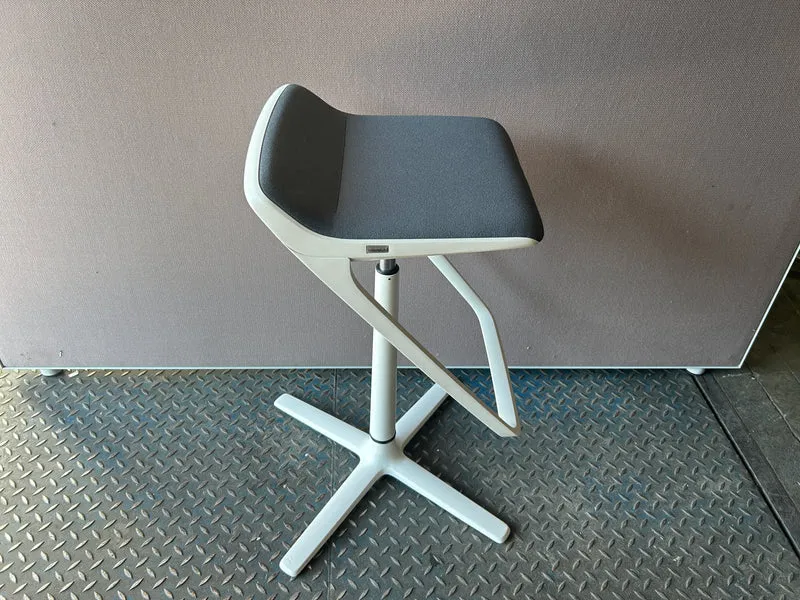 Interstuhl KINETICis5 710K Barhocker Grau / Weiß