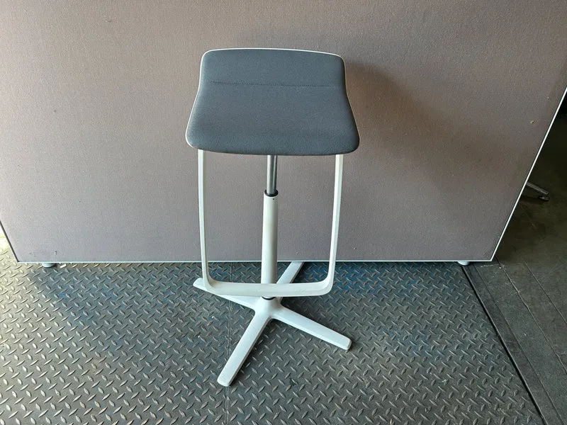 Interstuhl KINETICis5 710K Barhocker Grau / Weiß