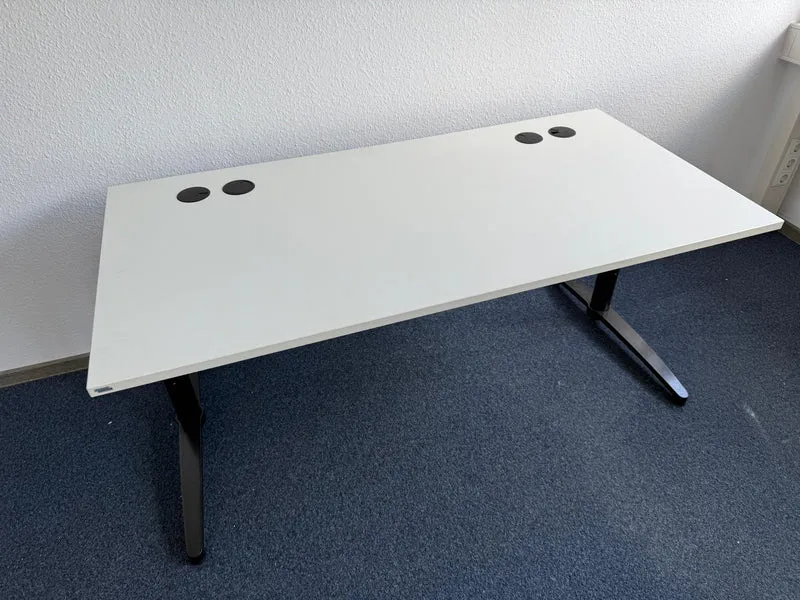 Assmann manuell höhenverstellbarer Schreibtisch Weiß