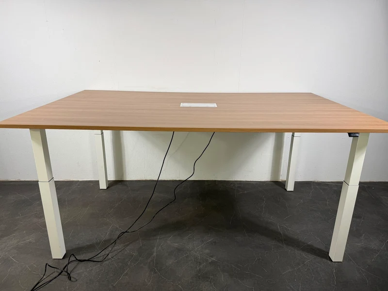 Palmberg elektrisch höhenverstellbarer Konferenztisch helles Nussbaum