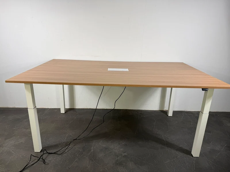 Palmberg elektrisch höhenverstellbarer Konferenztisch helles Nussbaum