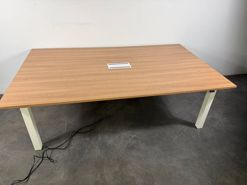Palmberg elektrisch höhenverstellbarer Konferenztisch helles Nussbaum