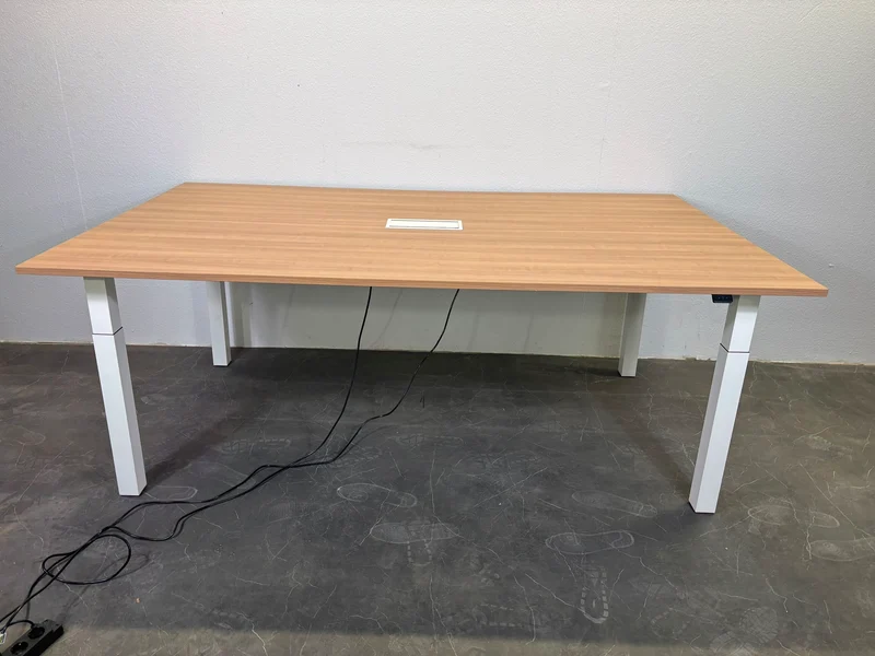 Palmberg elektrisch höhenverstellbarer Konferenztisch helles Nussbaum