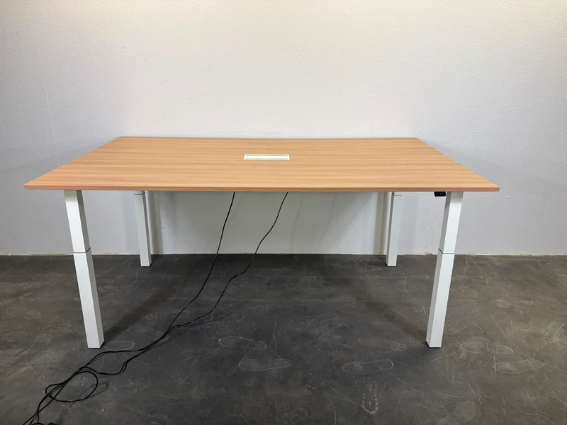 Palmberg elektrisch höhenverstellbarer Konferenztisch helles Nussbaum