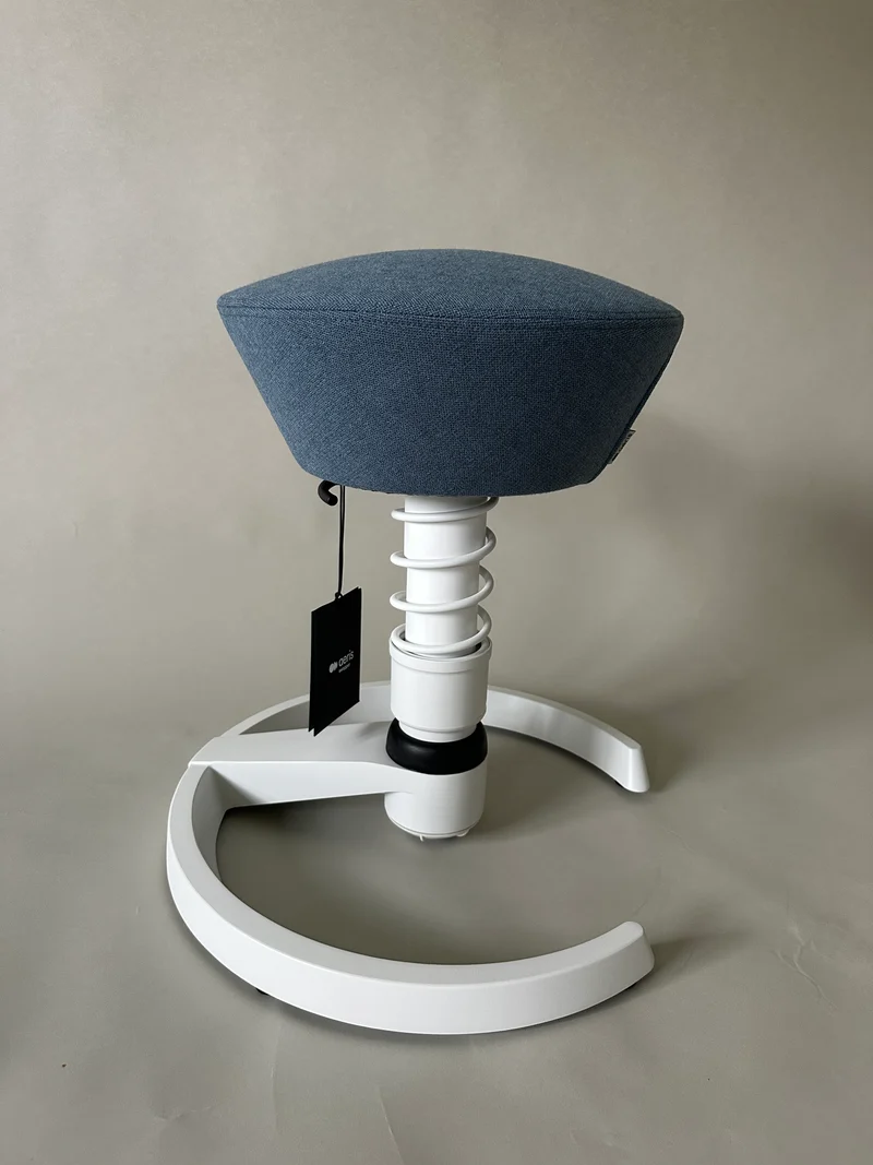 swopper Showroom mit Bezug taubenblau und Gestell Gleiter in Farbe weiß