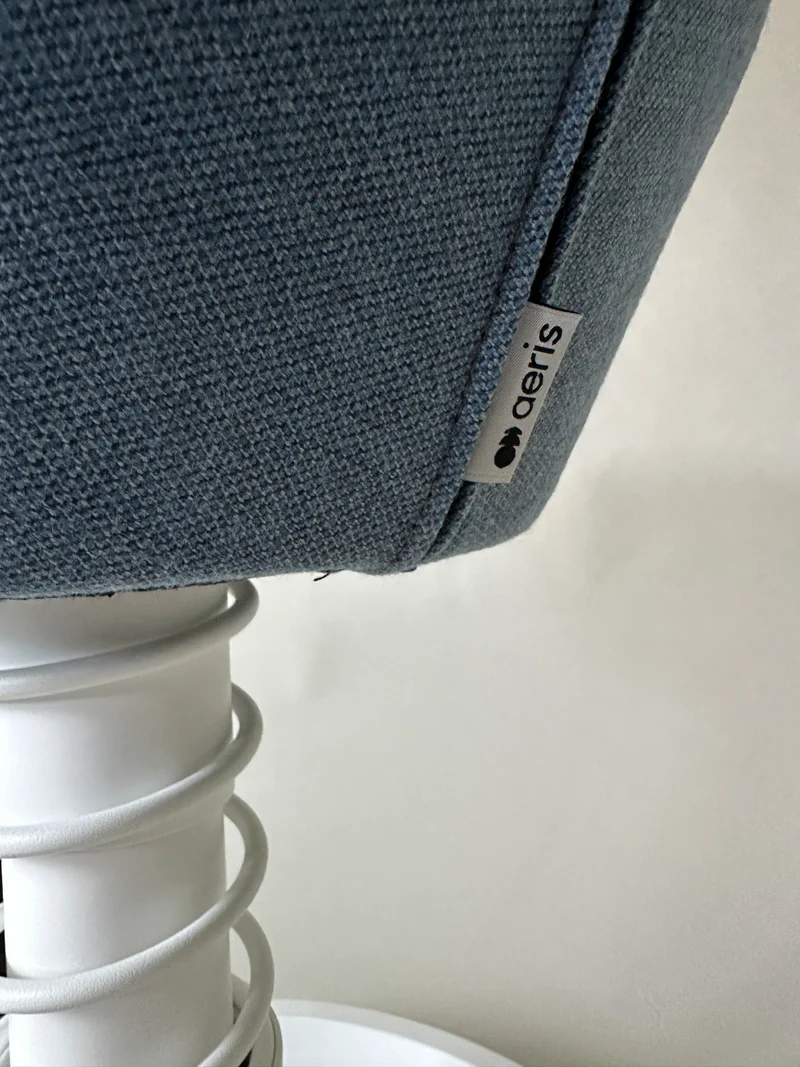 swopper Showroom mit Bezug taubenblau und Gestell Gleiter in Farbe weiß