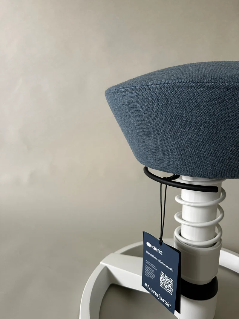 swopper Showroom mit Bezug taubenblau und Gestell Gleiter in Farbe weiß