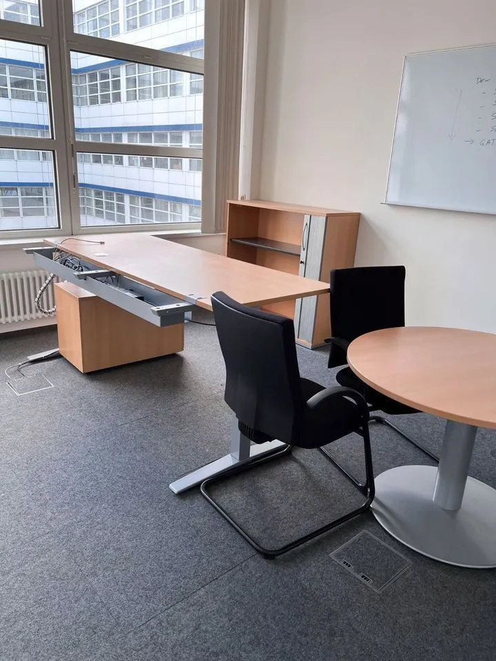 König & Neurath elektrisch höhenverstellbarer Schreibtisch Buche