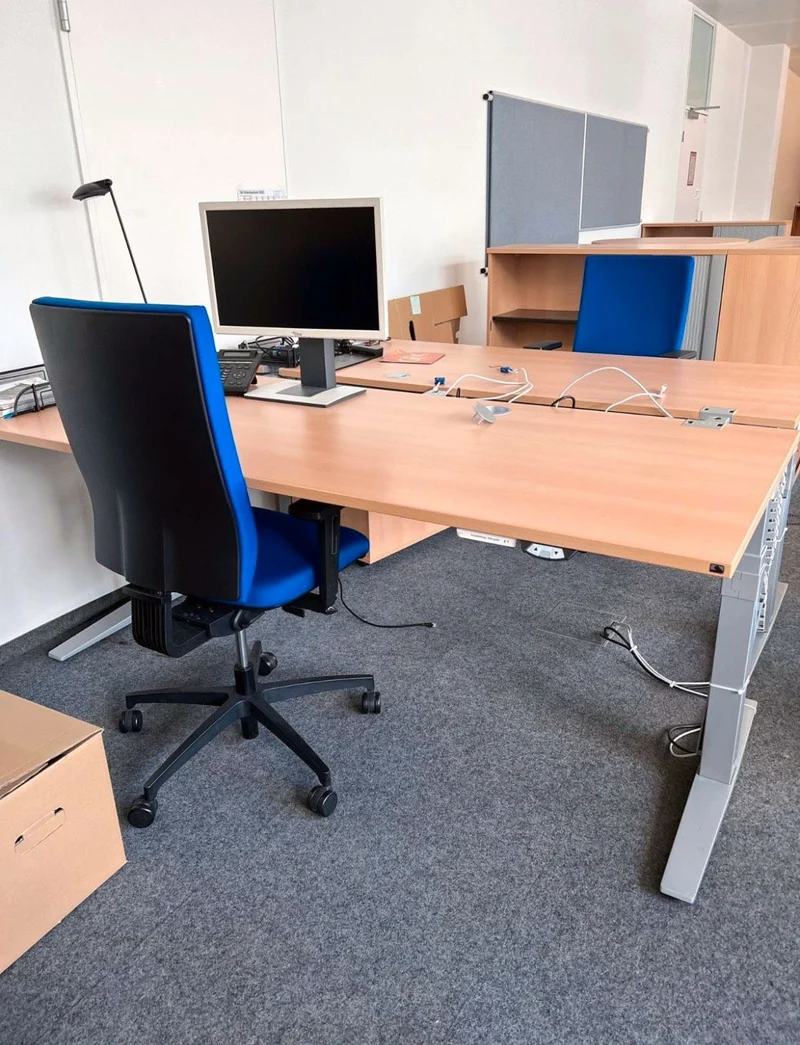König & Neurath elektrisch höhenverstellbarer Schreibtisch Buche