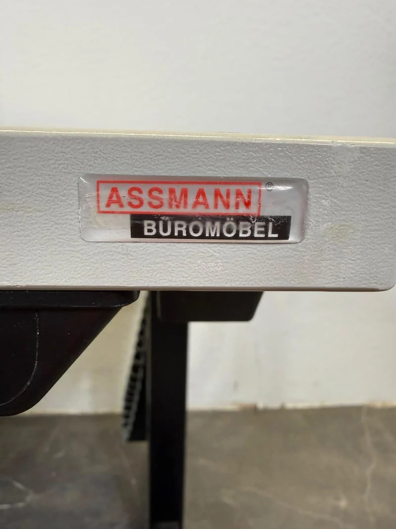 Assmann Elektrisch höhenverstellbarer Schreibtisch Freiform Weiß