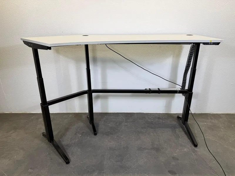 Assmann Elektrisch höhenverstellbarer Schreibtisch Freiform Weiß