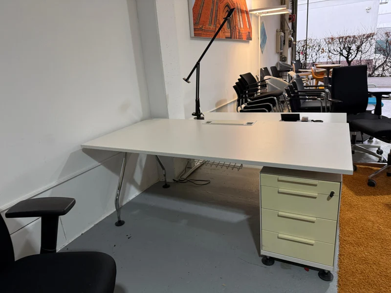 Vitra AD Hoc Schreibtisch inkl Container