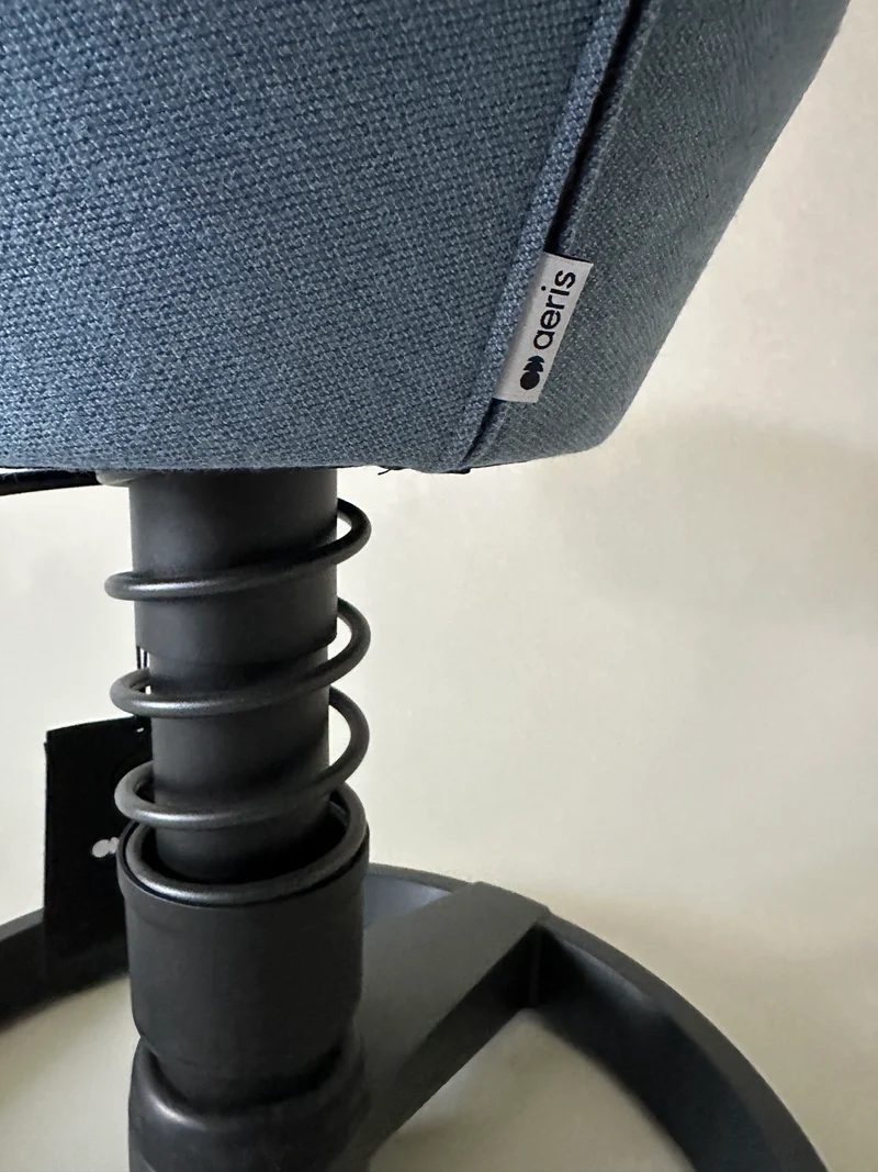 Aussteller swopper mit Bezug taubenblau und Gestell Gleiter in Farbe schwarz