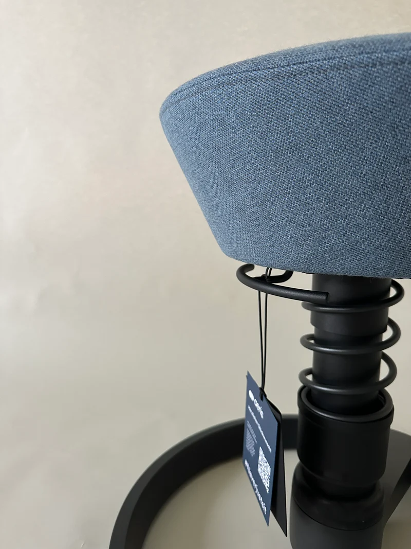 Aussteller swopper mit Bezug taubenblau und Gestell Gleiter in Farbe schwarz