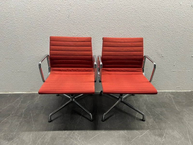 Vitra Eames 107 Rot Konferenzstuhl