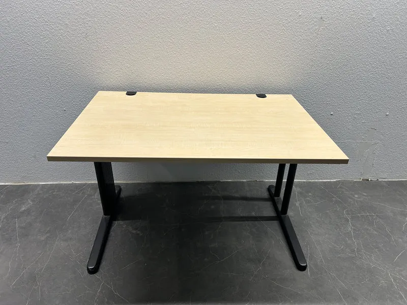 König & Neurath Manuell höhenverstellbarer Schreibtisch Ahorn / Schwarz