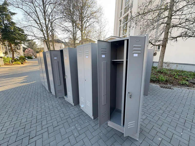 C + P Möbelsysteme Spinde Garderobenschränke Schließfachschrank Metallschrank Silber