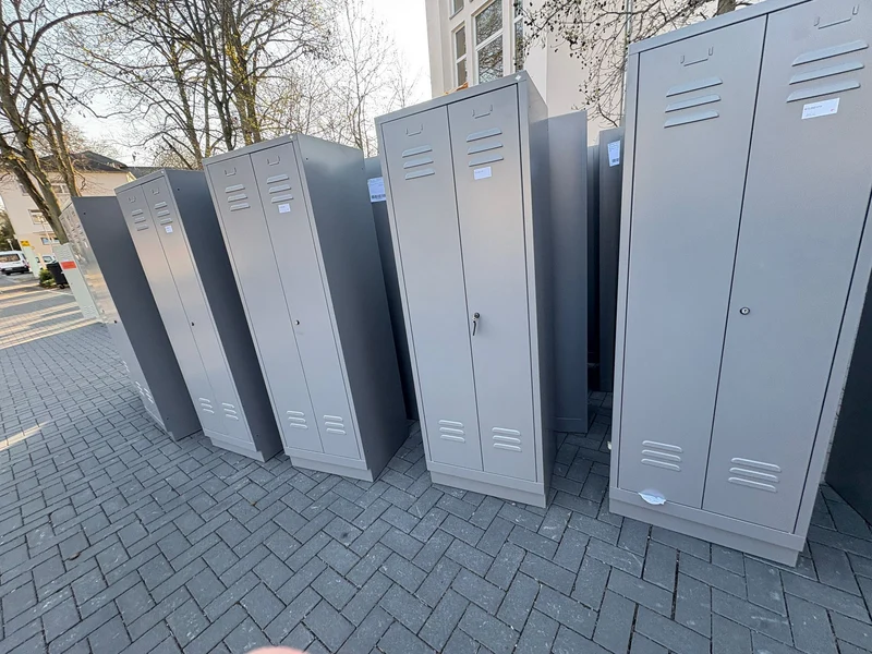 C + P Möbelsysteme Spinde Garderobenschränke Schließfachschrank Metallschrank Silber