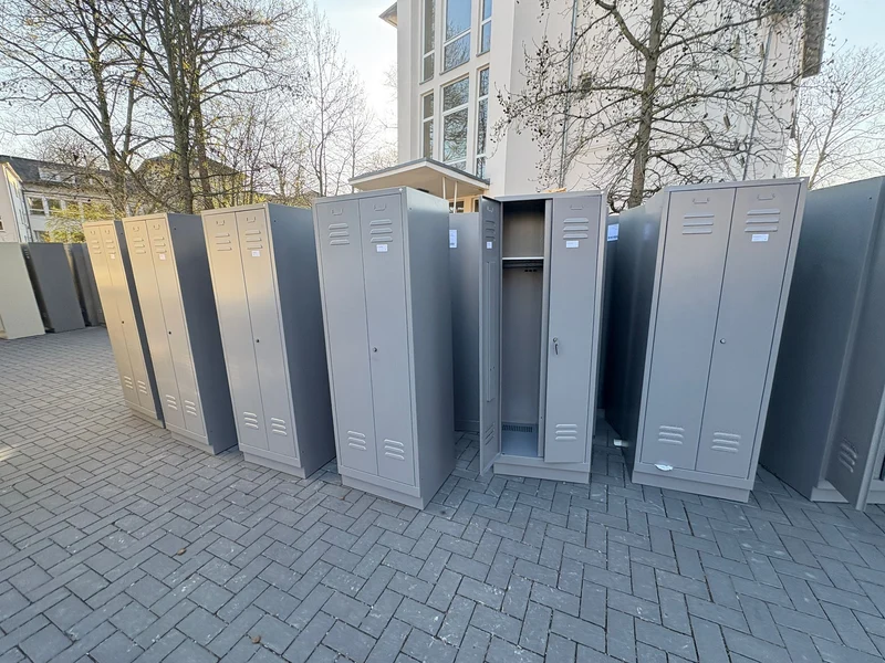 C + P Möbelsysteme Spinde Garderobenschränke Schließfachschrank Metallschrank Silber