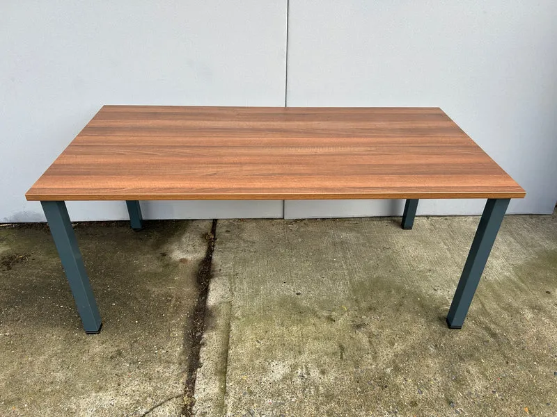 Assmann manuell höhenverstellbarer Schreibtisch Nussbaum
