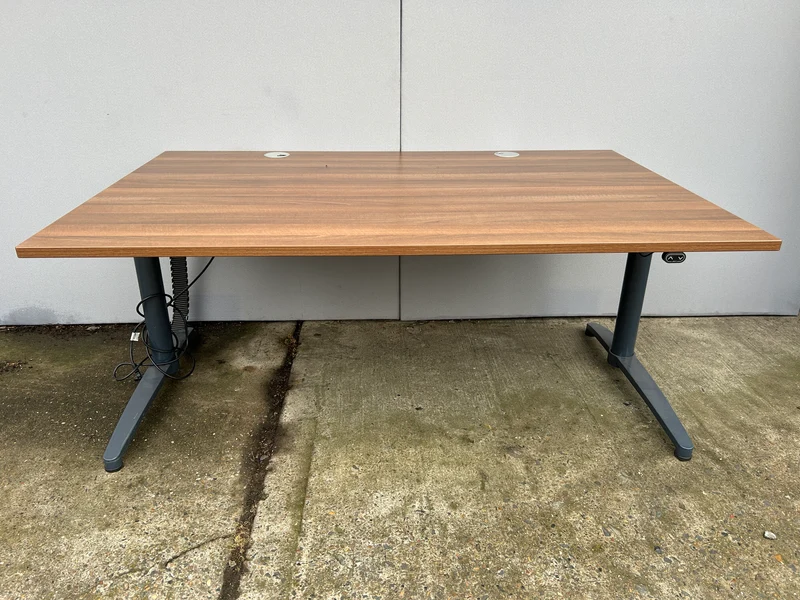 Assmann elektrisch höhenverstellbarer Schreibtisch Nussbaum