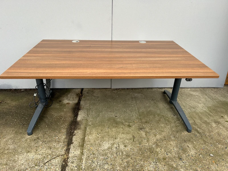 Assmann elektrisch höhenverstellbarer Schreibtisch Nussbaum