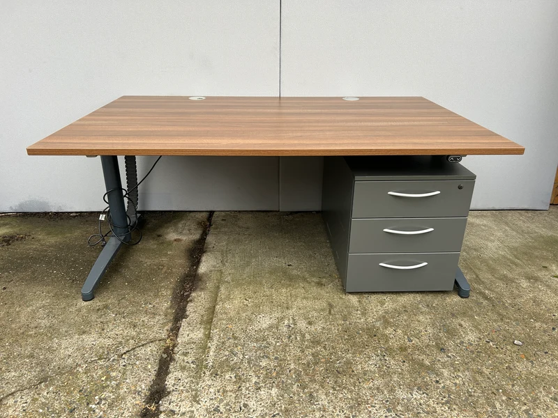 Assmann elektrisch höhenverstellbarer Schreibtisch Nussbaum