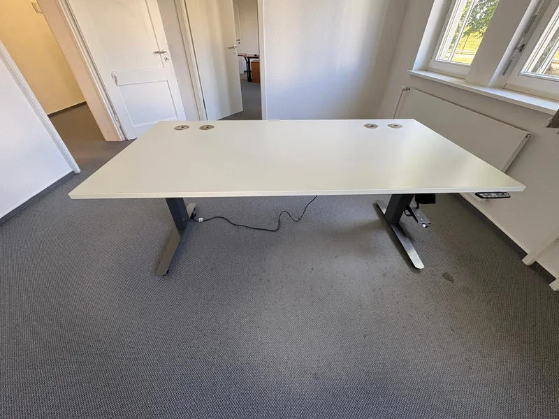 Assmann elektrisch höhenverstellbarer Schreibtisch