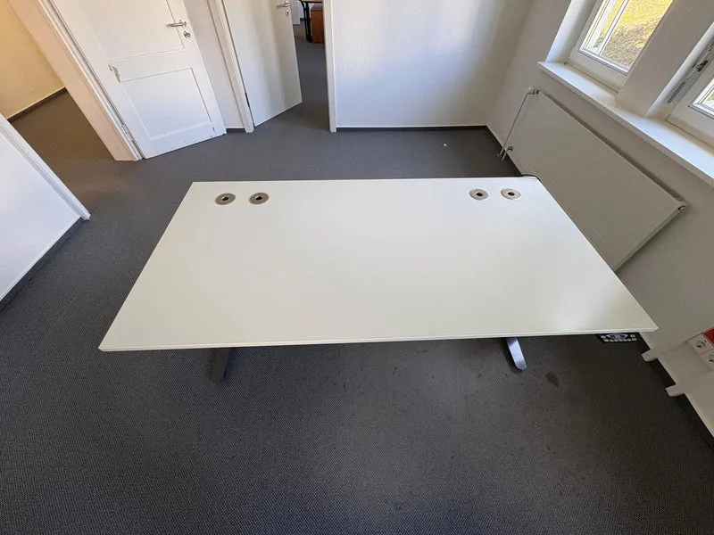 Assmann elektrisch höhenverstellbarer Schreibtisch