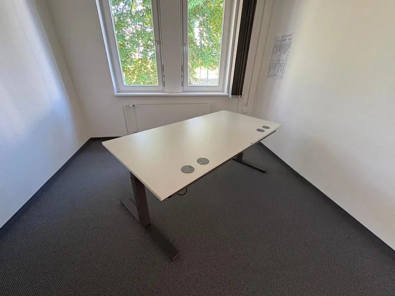 Assmann elektrisch höhenverstellbarer Schreibtisch