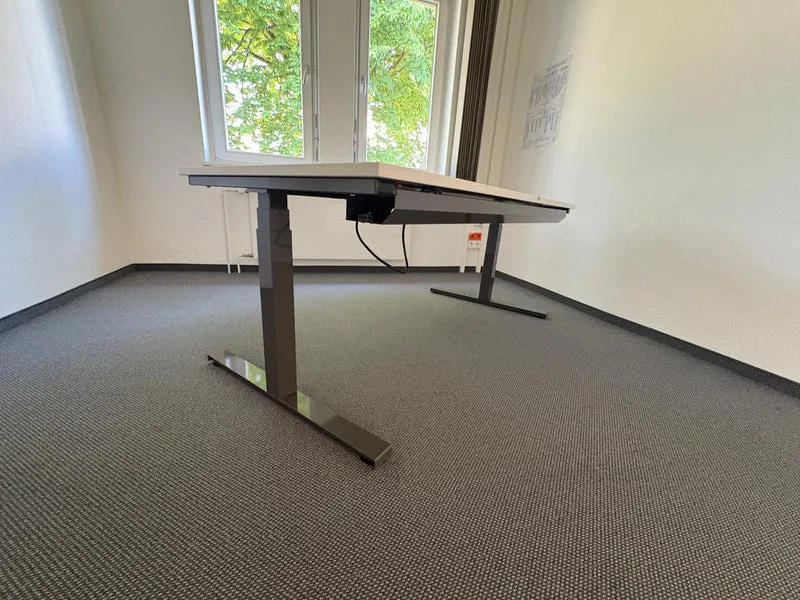 Assmann elektrisch höhenverstellbarer Schreibtisch