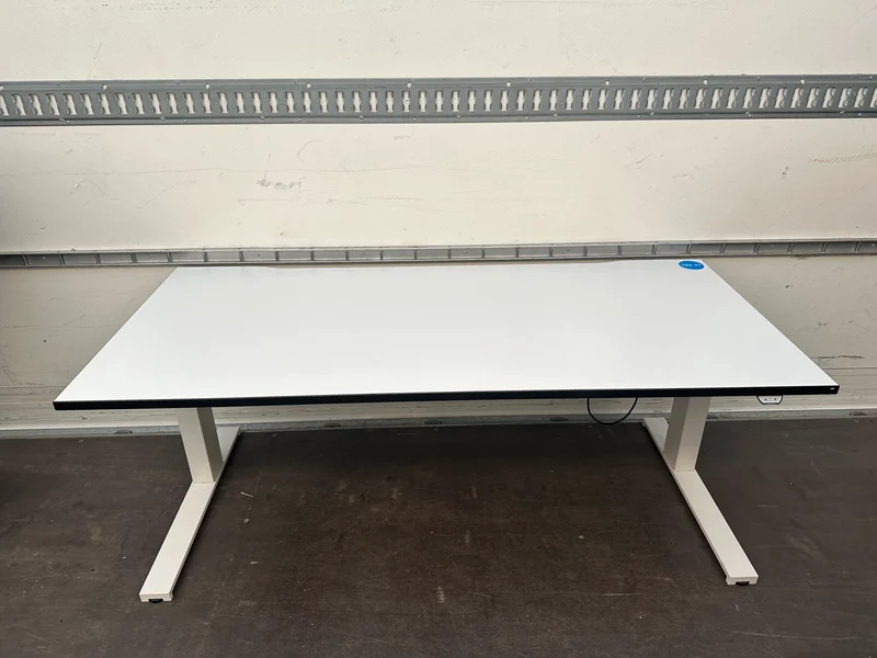 Steelcase elektrisch höhenverstellbarer Schreibtisch Weiß