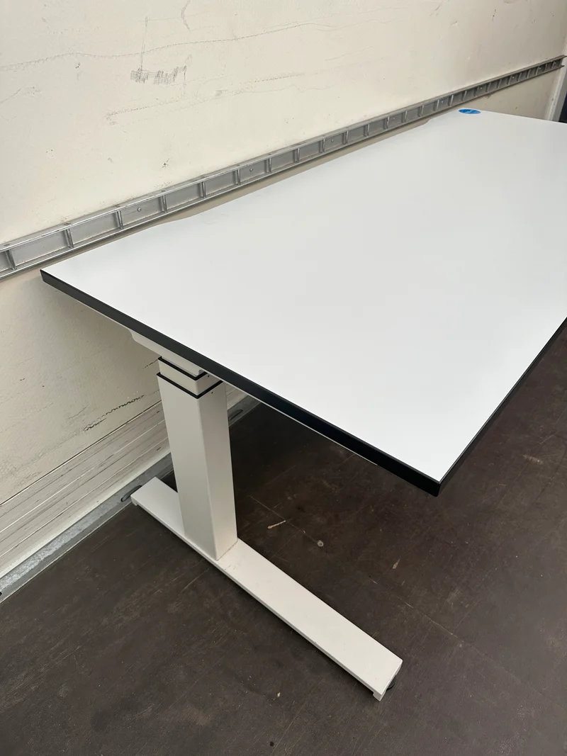 Steelcase elektrisch höhenverstellbarer Schreibtisch Weiß