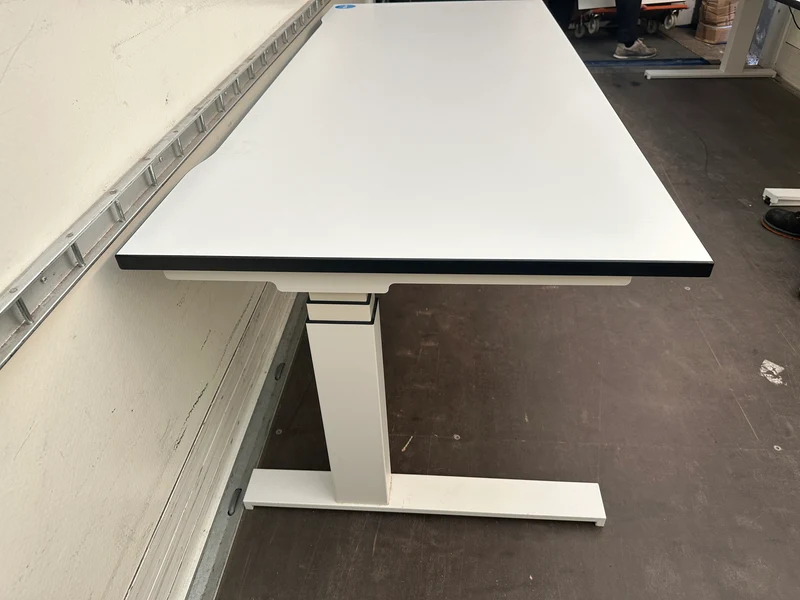 Steelcase elektrisch höhenverstellbarer Schreibtisch Weiß