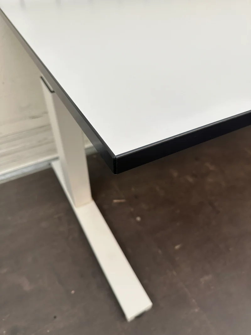 Steelcase elektrisch höhenverstellbarer Schreibtisch Weiß