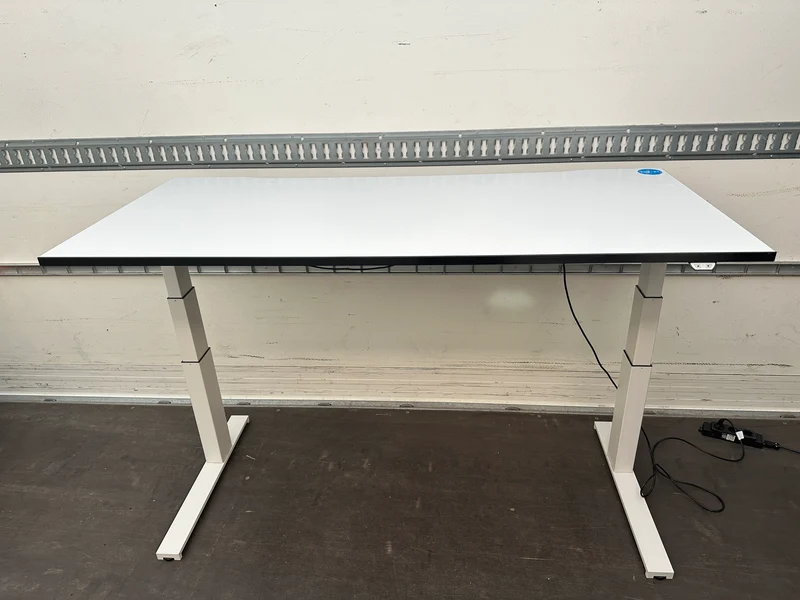 Steelcase elektrisch höhenverstellbarer Schreibtisch Weiß