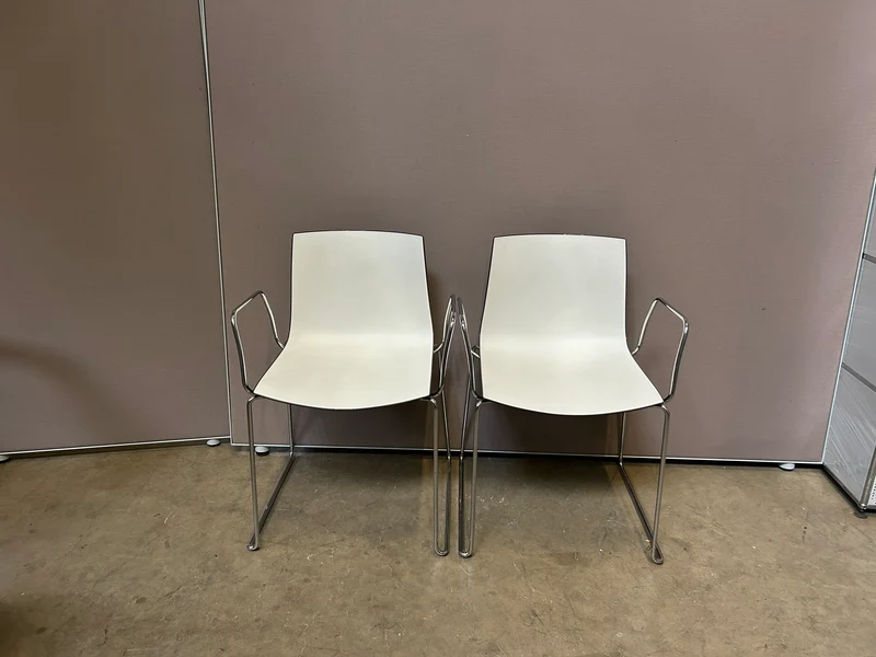 Arper Catifa 46 mit Armlehnen Konferenzstuhl