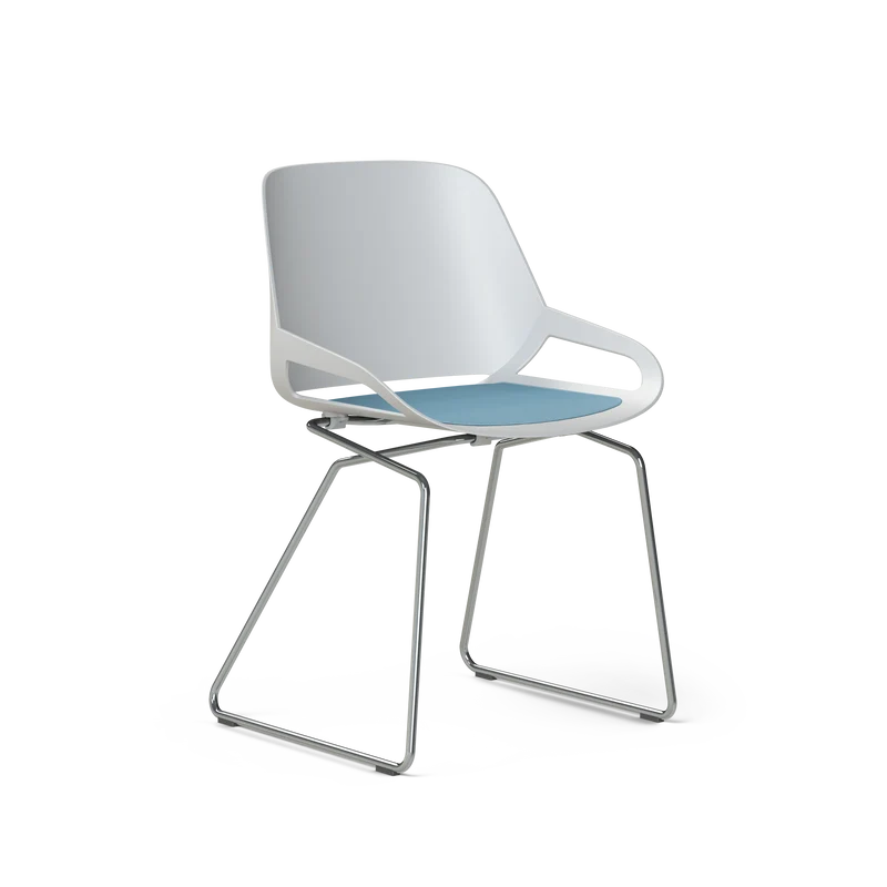 Aeris Numo mit Kufengestell in chrom glänzend und einer weißen Sitzschale