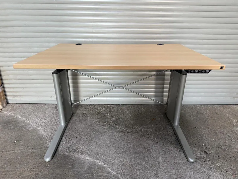 König & Neurath Elektrisch höhenverstellbarer Schreibtisch Buche 120x80