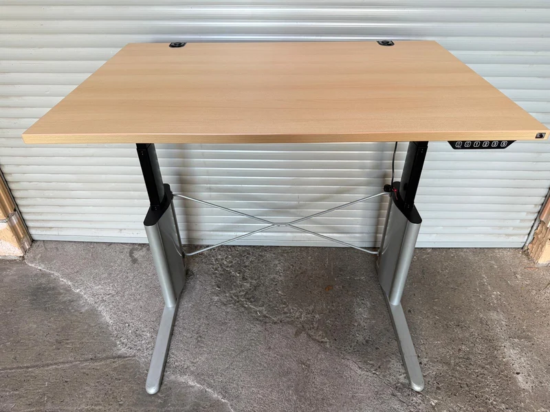 König & Neurath Elektrisch höhenverstellbarer Schreibtisch Buche 120x80