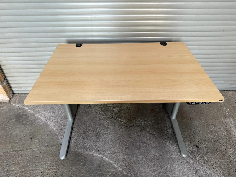 König & Neurath Elektrisch höhenverstellbarer Schreibtisch Buche 120x80