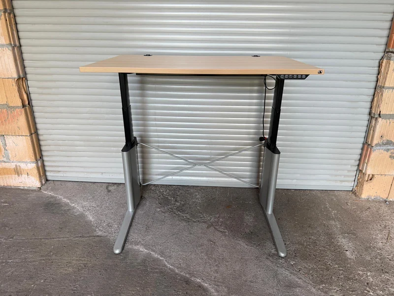 König & Neurath Elektrisch höhenverstellbarer Schreibtisch Buche 120x80
