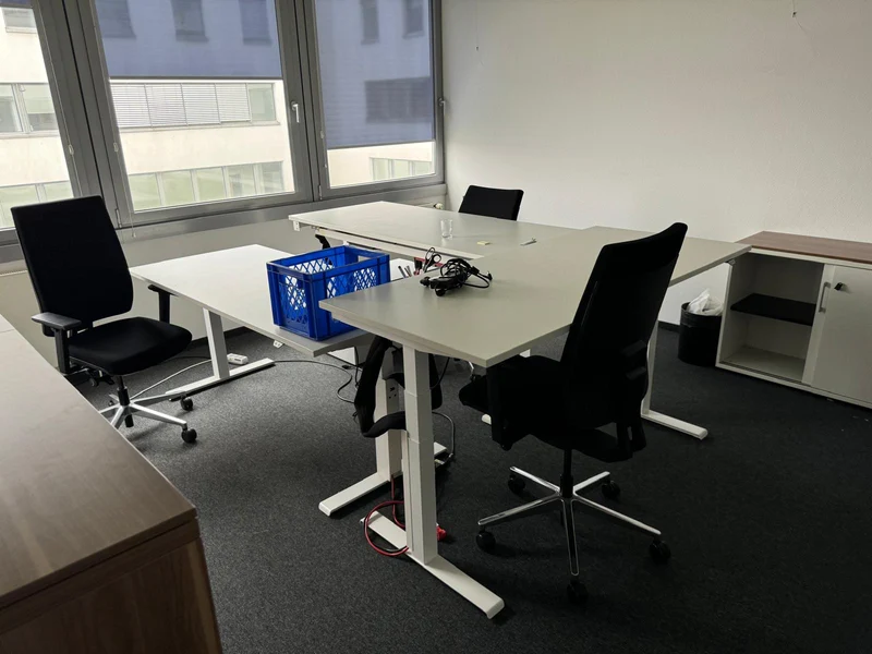 Kinnarps Elektrisch Höhenverstellbarer Schreibtisch