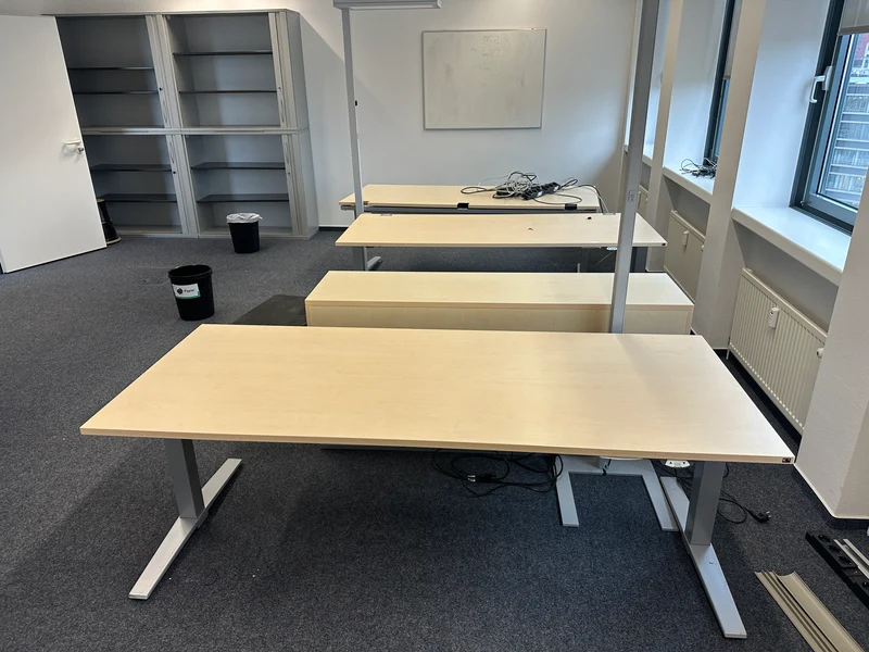 König & Neurath Talo.S Elektrisch höhenverstellbarer Schreibtisch Ahorn