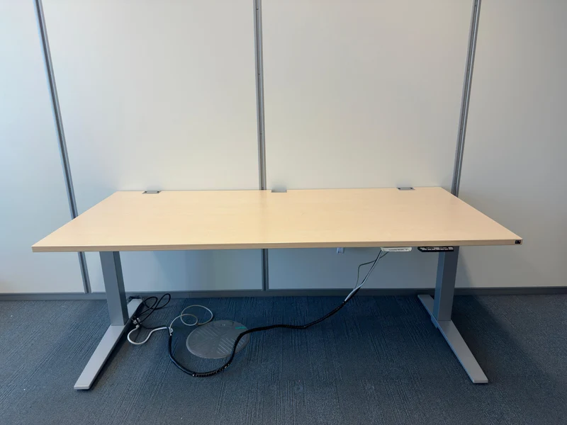 König & Neurath Talo.S Elektrisch höhenverstellbarer Schreibtisch Ahorn